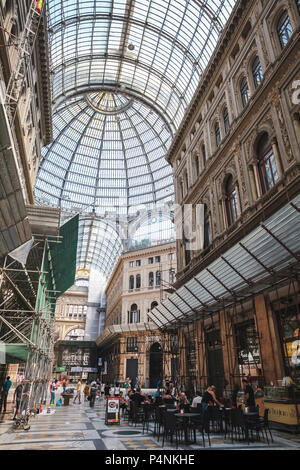 Neapel, Italien - 9. August 2015: das Innere der Galleria Umberto I, gewöhnliche Leute sind innerhalb Stockfoto