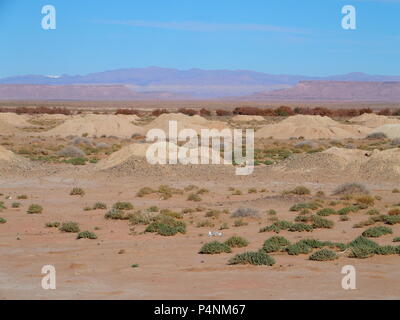 Spektakuläre Aussicht auf Ketthara, das Wasser gut an afrikanischen Wüste Sahara Landschaften in der Nähe von Erfoud in Marokko mit klaren blauen Himmel im Jahr 2017 kalte Sonne Stockfoto