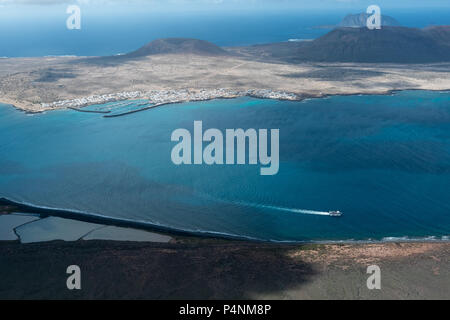 Caleta de Sebo auf La Graciosa Insel ist vom Mirador del Rio gesehen. Im Vordergrund sind das Salz Pflanzen, Salinas del Rio. Stockfoto