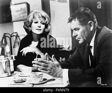 Original Filmtitel: DAS GELD, das TRAP. Englischer Titel: DAS GELD, das TRAP. Regisseur: BURT KENNEDY. Jahr: 1965. Stars: Glenn Ford; Rita Hayworth. Credit: M.G.M/Album Stockfoto