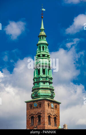 Blick auf den Turm von Nikolaj Kirche in Kopenhagen, Dänemark Stockfoto