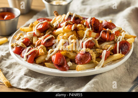 Hausgemachte peruanischen Salchipapa Pommes mit Mayo, Ketchup und Senf Stockfoto