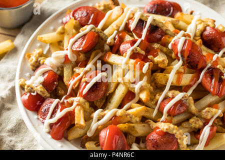 Hausgemachte peruanischen Salchipapa Pommes mit Mayo, Ketchup und Senf Stockfoto