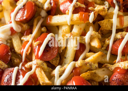 Hausgemachte peruanischen Salchipapa Pommes mit Mayo, Ketchup und Senf Stockfoto