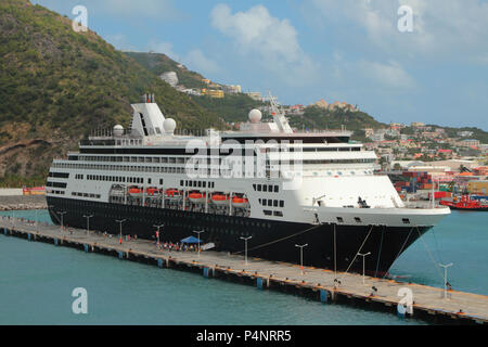 Kreuzfahrtschiff auf dem Parkplatz im Hafen. Philipsburg, Saint-Martin Stockfoto