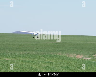 BIELSKO-BIALA, Polen im April 2018: Blick auf die weissen Pipistrel Alpha Trainer SP-sitz Flugzeug auf grasbewachsenen Flugplatz, beim Rollen zum Start, gehört Clu in die Luft Stockfoto