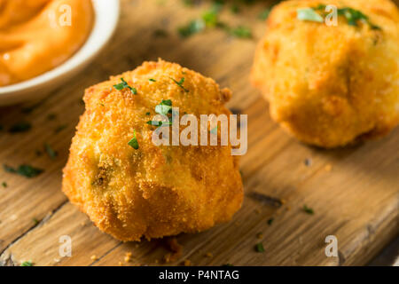 Hausgemachte Fritierten Kroketten mit Sauce Stockfoto