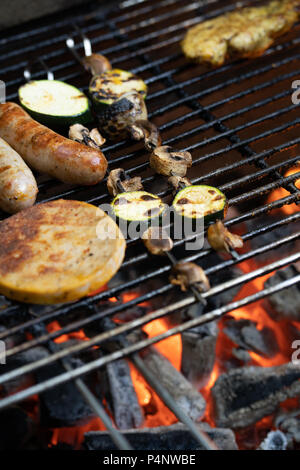 Mit gegrilltem Gemüse und Fleisch Spieße auf dem Grill Pfanne mit brennenden Holzkohlen. Stockfoto