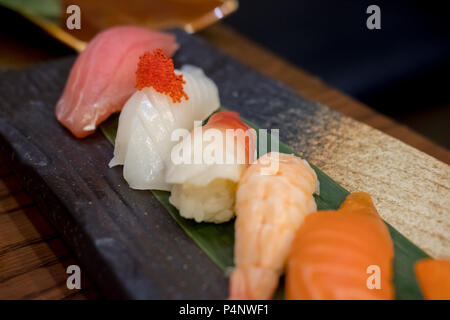 Sushi set, serviert auf Platte in einem Restaurant Stockfoto