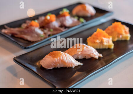 Eingestellt von gegrilltem Wagyu Beef Sushi mit fliegenden Fischen Reh oder Tobiko und Lachs aburi Sushi mit saikyo-Sauce auf dem Teller Stockfoto