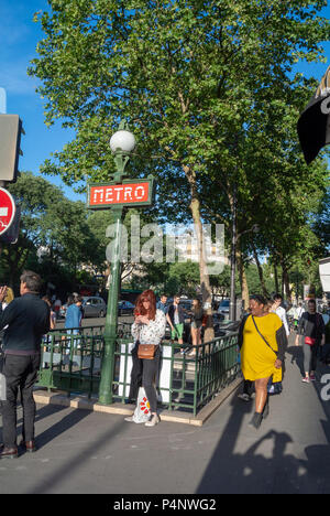 Menschen rund um den Eingang der Pariser Metro Station, Paris, IDF, Frankreich Stockfoto