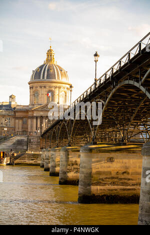 Institut de France mit Pont des Arts (Brücke der Kunst), Paris, Frankreich Stockfoto