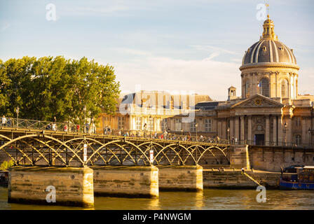 Institut de France mit Pont des Arts (Brücke der Kunst), Paris, Frankreich Stockfoto