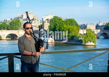 Paris, Frankreich, kaukasischer Musiker spielen eine schottische Leitung am Fete de la musique, World Music Tag auf Pont des Arts (Brücke der Künste) Stockfoto