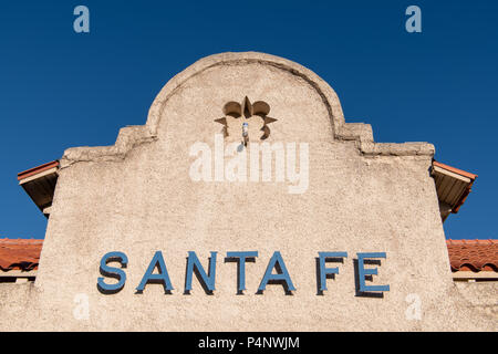 Santa Fe Schild am historischen Santa Fe Railway train Depot in New Mexico Stockfoto