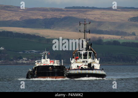 Die Clyde-basierte Admiralty tugboat SD Einfallsreich, mit dem sullage leichter Barge SD 1710 U, vorbei an Greenock während der Übung gemeinsame Krieger 18-1. Stockfoto