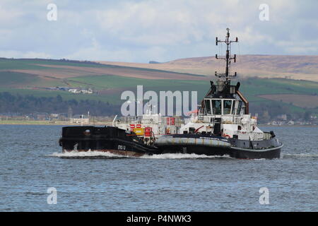 Die Clyde-basierte Admiralty tugboat SD Einfallsreich, mit dem sullage leichter Barge SD 1710 U, vorbei an Greenock während der Übung gemeinsame Krieger 18-1. Stockfoto