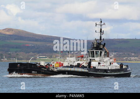 Die Clyde-basierte Admiralty tugboat SD Einfallsreich, mit dem sullage leichter Barge SD 1710 U, vorbei an Greenock während der Übung gemeinsame Krieger 18-1. Stockfoto