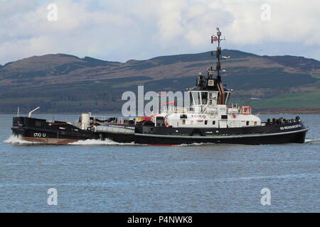 Die Clyde-basierte Admiralty tugboat SD Einfallsreich, mit dem sullage leichter Barge SD 1710 U, vorbei an Greenock während der Übung gemeinsame Krieger 18-1. Stockfoto