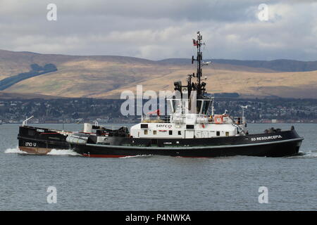 Die Clyde-basierte Admiralty tugboat SD Einfallsreich, mit dem sullage leichter Barge SD 1710 U, vorbei an Greenock während der Übung gemeinsame Krieger 18-1. Stockfoto