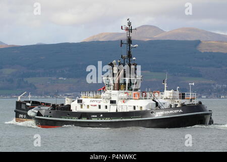 Die Clyde-basierte Admiralty tugboat SD Einfallsreich, mit dem sullage leichter Barge SD 1710 U, vorbei an Greenock während der Übung gemeinsame Krieger 18-1. Stockfoto