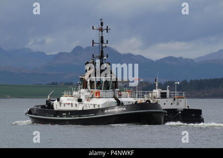 Die Clyde-basierte Admiralty tugboat SD Einfallsreich, mit dem sullage leichter Barge SD 1710 U, vorbei an Greenock während der Übung gemeinsame Krieger 18-1. Stockfoto