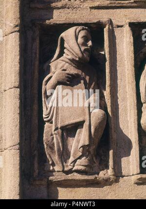 ESTATUA DEL CORO PETREO ROMANICO (SIGLO XII) REUTILIZADA EN LA PUERTA SANTA TAMBIEN LLAMADA DEL PERDON. Autor: Meister Mateo (C. 1150 - C. 1200). Lage: CATEDRAL - AUSSEN, SANTIAGO DE COMPOSTELA, La Coruña, Spanien. Stockfoto