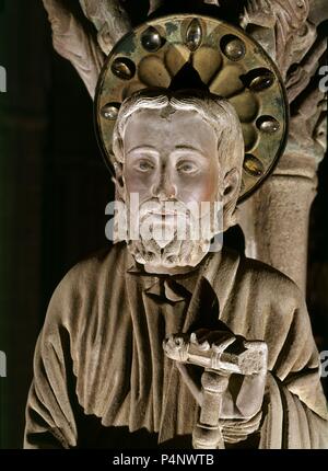 IMAGEN DEL APOSTOL SANTIAGO EN EL PARTELUZ DEL PORTICO DE LA GLORIA - SIGLO XII-ROMANICO ESPAÑOL. Autor: Meister Mateo (C. 1150 - C. 1200). Lage: CATEDRAL - INTERIEUR, SANTIAGO DE COMPOSTELA, La Coruña, Spanien. Stockfoto