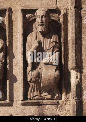 ESTATUA DEL CORO PETREO ROMANICO (SIGLO XII) REUTILIZADA EN LA PUERTA SANTA TAMBIEN LLAMADA DEL PERDON. Autor: Meister Mateo (C. 1150 - C. 1200). Lage: CATEDRAL - AUSSEN, SANTIAGO DE COMPOSTELA, La Coruña, Spanien. Stockfoto