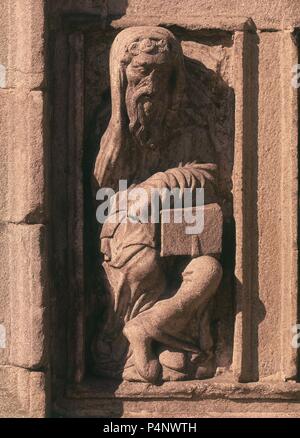 ESTATUA DEL CORO PETREO ROMANICO (SIGLO XII) REUTILIZADA EN LA PUERTA SANTA TAMBIEN LLAMADA DEL PERDON. Autor: Meister Mateo (C. 1150 - C. 1200). Lage: CATEDRAL - AUSSEN, SANTIAGO DE COMPOSTELA, La Coruña, Spanien. Stockfoto