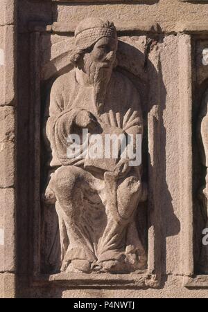 ESTATUA DEL CORO PETREO ROMANICO (SIGLO XII) REUTILIZADA EN LA PUERTA SANTA TAMBIEN LLAMADA DEL PERDON. Autor: Meister Mateo (C. 1150 - C. 1200). Lage: CATEDRAL - AUSSEN, SANTIAGO DE COMPOSTELA, La Coruña, Spanien. Stockfoto