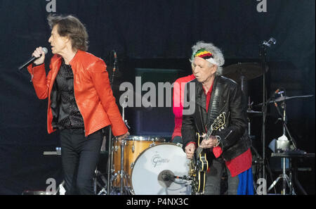 Berlin, Deutschland. 22. Juni, 2018. Mick Jagger (L) singt während der Rolling Stones Konzert im Olympiastadion. Auf seiner rechten Gitarrist Keith Richards. Credit: Paul Zinken/dpa/Alamy leben Nachrichten Stockfoto