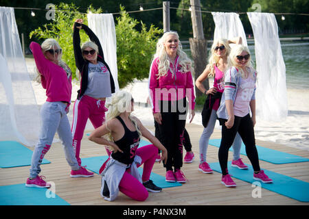 Köln, Deutschland. 21 Juni, 2018. Daniela Katzenberger, Modell, Autor, Unternehmer, Daniela Katzenberger präsentiert ihre eigenen 'Uncle Sam Sportswear Kollektion von Daniela Katzenberger' bei Blackfoot Beach in Koeln, die Artikel bei Lidl ab dem 25. Juni 2018, 21.06.2018, | Nutzung der weltweiten Kredit verkauft werden: dpa/Alamy leben Nachrichten Stockfoto
