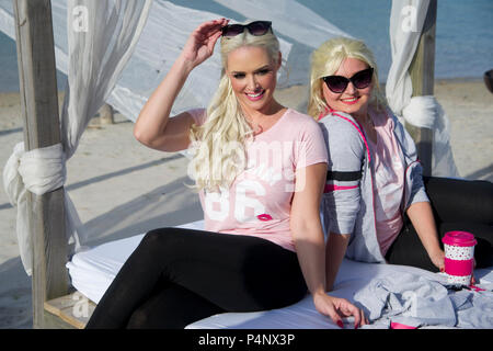 Köln, Deutschland. 21 Juni, 2018. Daniela Katzenberger, Modell, Autor, Unternehmer, Daniela Katzenberger präsentiert ihre eigenen 'Uncle Sam Sportswear Kollektion von Daniela Katzenberger' bei Blackfoot Beach in Koeln, die Artikel bei Lidl ab dem 25. Juni 2018, 21.06.2018, | Nutzung der weltweiten Kredit verkauft werden: dpa/Alamy leben Nachrichten Stockfoto