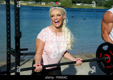 Köln, Deutschland. 21 Juni, 2018. Daniela Katzenberger, Modell, Autor, Unternehmer, Daniela Katzenberger präsentiert ihre eigenen 'Uncle Sam Sportswear Kollektion von Daniela Katzenberger' bei Blackfoot Beach in Koeln, die Artikel bei Lidl ab dem 25. Juni 2018, 21.06.2018, | Nutzung der weltweiten Kredit verkauft werden: dpa/Alamy leben Nachrichten Stockfoto