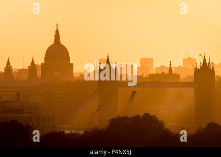 London, Großbritannien. 22. Juni, 2018. UK Wetter: Intensive Abendsonne der Stadt, einschließlich der St. Paul's Cathedral und Tower Bridge. Credit: Guy Corbishley/Alamy leben Nachrichten Stockfoto