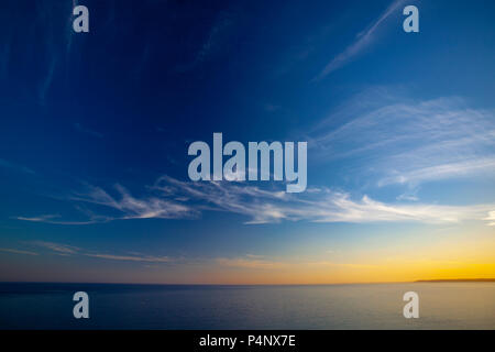 Eine schöne Küsten Sonnenuntergang mit Cirrus Wolken über Whitsand Bay auf der Rame Halbinsel, Cornwall, Großbritannien Stockfoto