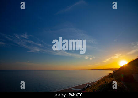 Eine schöne Küsten Sonnenuntergang mit Cirrus Wolken über Whitsand Bay auf der Rame Halbinsel, Cornwall, Großbritannien Stockfoto