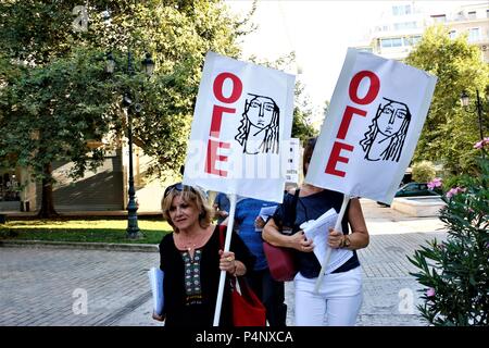 Athen, Griechenland. 22. Juni, 2018. Frauen gesehen halten Plakate während der Rallye. Die griechischen Arbeitnehmer in den Straßen von Athen, Nein zu sagen zu öffnen Geschäfte am Sonntag. Credit: Eleni Paroglou/SOPA Images/ZUMA Draht/Alamy leben Nachrichten Stockfoto