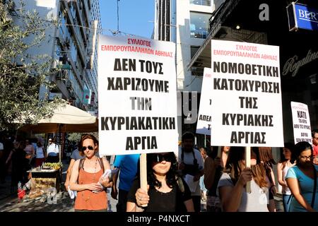 Athen, Griechenland. 22. Juni, 2018. Frauen gesehen halten Plakate während der Rallye. Die griechischen Arbeitnehmer in den Straßen von Athen, Nein zu sagen zu öffnen Geschäfte am Sonntag. Credit: Eleni Paroglou/SOPA Images/ZUMA Draht/Alamy leben Nachrichten Stockfoto