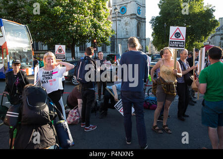 London, Großbritannien. 22. Juni, 2018. Aktivisten aus der Abstimmung keine Heathrow, von denen einige im Hungerstreik für 14 Tage wurden, freiwillig verlassen ihre Straßensperre in Parliament Square aus Protest gegen die Pläne der Regierung zu ermöglichen, und der Mangel an Arbeit gegen eine dritte Start- und Landebahn am Flughafen Heathrow. Eine Abstimmung über die Angelegenheit ist im Unterhaus am Montag gehalten zu werden, und die Aktivisten haben insbesondere die Labour Party seinen Abgeordneten zu peitschen Heathrow Expansion zu widersetzen. Credit: Mark Kerrison/Alamy leben Nachrichten Stockfoto