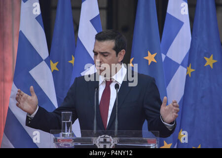 Athen, Griechenland, 22. Juni 2018. Der griechische Premierminister Alexis Tsipras Adressierung der Gesetzgeber seiner Partei. Der griechische Ministerpräsident Alexis Tsipras Adressen der Mitglieder seiner Partei mit Krawatte zum ersten Mal in mehr als drei Jahren. Griechenland seine Schulden Probleme gelöst hat, und während seiner Rede Tsipras begrüßte am Freitag in Luxemburg. Credit: SOPA Images Limited/Alamy leben Nachrichten Stockfoto