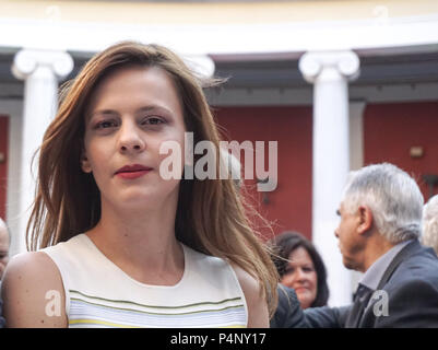 Athen, Griechenland, 22. Juni 2018. Effie Achtsioglou Minister für Arbeit vor der Adresse. Der griechische Ministerpräsident Alexis Tsipras Adressen der Mitglieder seiner Partei mit Krawatte zum ersten Mal in mehr als drei Jahren. Griechenland seine Schulden Probleme gelöst hat, und während seiner Rede Tsipras begrüßte am Freitag in Luxemburg. Credit: SOPA Images Limited/Alamy leben Nachrichten Stockfoto