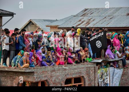 Kaschmir, Indien. Am 22. Juni 2018. Kaschmir Bewohner beobachten der Trauerzug von Dawood Salafi, einem lokalen militanten Commander am Stadtrand von Srinagar, Indien verwalteten Kaschmir. Vier Kämpfer, einen Polizisten und einen Zivilisten Bei einem Schusswechsel in Kaschmir getötet wurden. n, Pellets und Tränengas. Inzwischen haben die Behörden Credit: SOPA Images Limited/Alamy leben Nachrichten Stockfoto