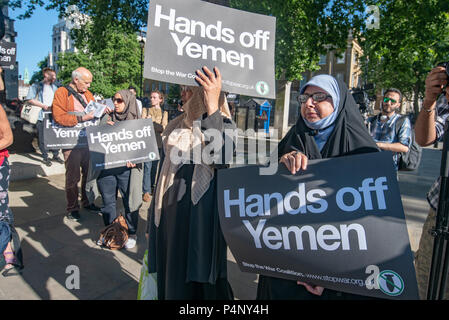 London, Großbritannien. Am 22. Juni 2018. Mitkämpfer nehmen an einem Protest Stoppt den Krieg organisiert und darunter eine Reihe von Jemeniten in Downing St gegen den Angriff von Saudi-unterstützte Regierung Kräfte auf der jemenitischen Hafenstadt Hodeidah, der Chief Einstiegspunkt für humanitäre Hilfe für Jemen. Credit: Peter Marschall/Alamy leben Nachrichten Stockfoto