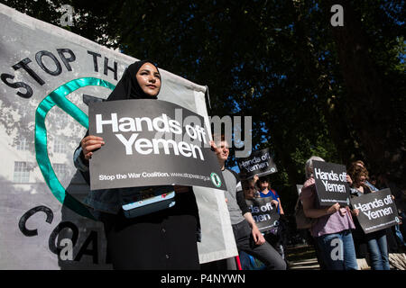 London, Großbritannien. 22. Juni, 2018. Anhänger der Stoppt den Krieg Koalition und andere Kampagne Gruppen protestieren außerhalb der Downing Street gegen die britische Waffenverkäufe an Saudi-Arabien nach einem Angriff im Jemen Saudi-unterstützte Regierung Kräfte auf die Hafenstadt Hodeidah, eine zentrale Anlaufstelle für humanitäre Hilfe. Credit: Mark Kerrison/Alamy leben Nachrichten Stockfoto