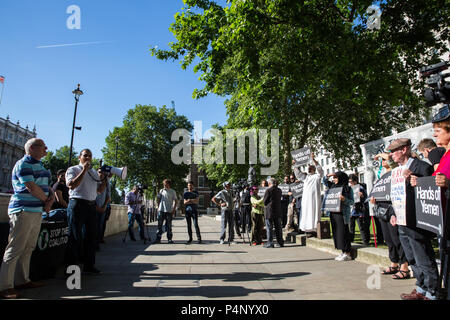 London, Großbritannien. 22. Juni, 2018. Anhänger der Stoppt den Krieg Koalition und andere Kampagne Gruppen protestieren außerhalb der Downing Street gegen die britische Waffenverkäufe an Saudi-Arabien nach einem Angriff im Jemen Saudi-unterstützte Regierung Kräfte auf die Hafenstadt Hodeidah, eine zentrale Anlaufstelle für humanitäre Hilfe. Credit: Mark Kerrison/Alamy leben Nachrichten Stockfoto