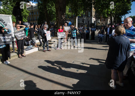 London, Großbritannien. 22. Juni, 2018. Anhänger der Stoppt den Krieg Koalition und andere Kampagne Gruppen protestieren außerhalb der Downing Street gegen die britische Waffenverkäufe an Saudi-Arabien nach einem Angriff im Jemen Saudi-unterstützte Regierung Kräfte auf die Hafenstadt Hodeidah, eine zentrale Anlaufstelle für humanitäre Hilfe. Credit: Mark Kerrison/Alamy leben Nachrichten Stockfoto