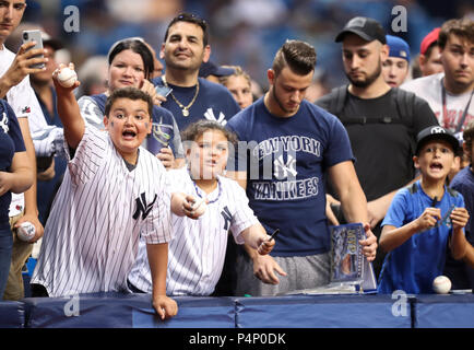 St. Petersburg, Florida, USA. 22. Juni, 2018. MONICA HERNDON | Zeiten. New York Yankees Fans jubeln für die New York Yankees rechter Feldspieler Aaron Richter (99) vor der Tampa Bay Rays Spiel im Tropicana Field am 22. Juni 2018, in St. Petersburg, Fla. Credit: Monica Herndon/Tampa Bay Zeiten/ZUMA Draht/Alamy leben Nachrichten Stockfoto