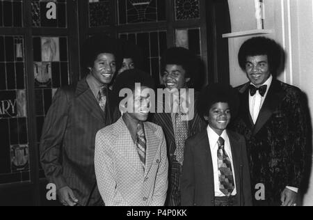 Juni 22, 2018 - (Foto) - Joe Jackson, der Vater/Manager des verstorbenen Michael Jackson und den Jackson 5, ist in Las Vegas mit Krebs ins Krankenhaus eingeliefert, nach Medienberichten. Im Bild: November 22, 1971 - Jackson Five einschließlich MICHAEL JACKSON mit JERMAINE JACKSON, JACKIE JACKSON, MARLON JACKSON, TITO JACKSON und ihr Vater Joe Jackson auf der NAACP Image Awards 11-22-1971. #8602. Credit: Phil Roach/Kugel Fotos/ZUMAPRESS.com/Alamy leben Nachrichten Stockfoto